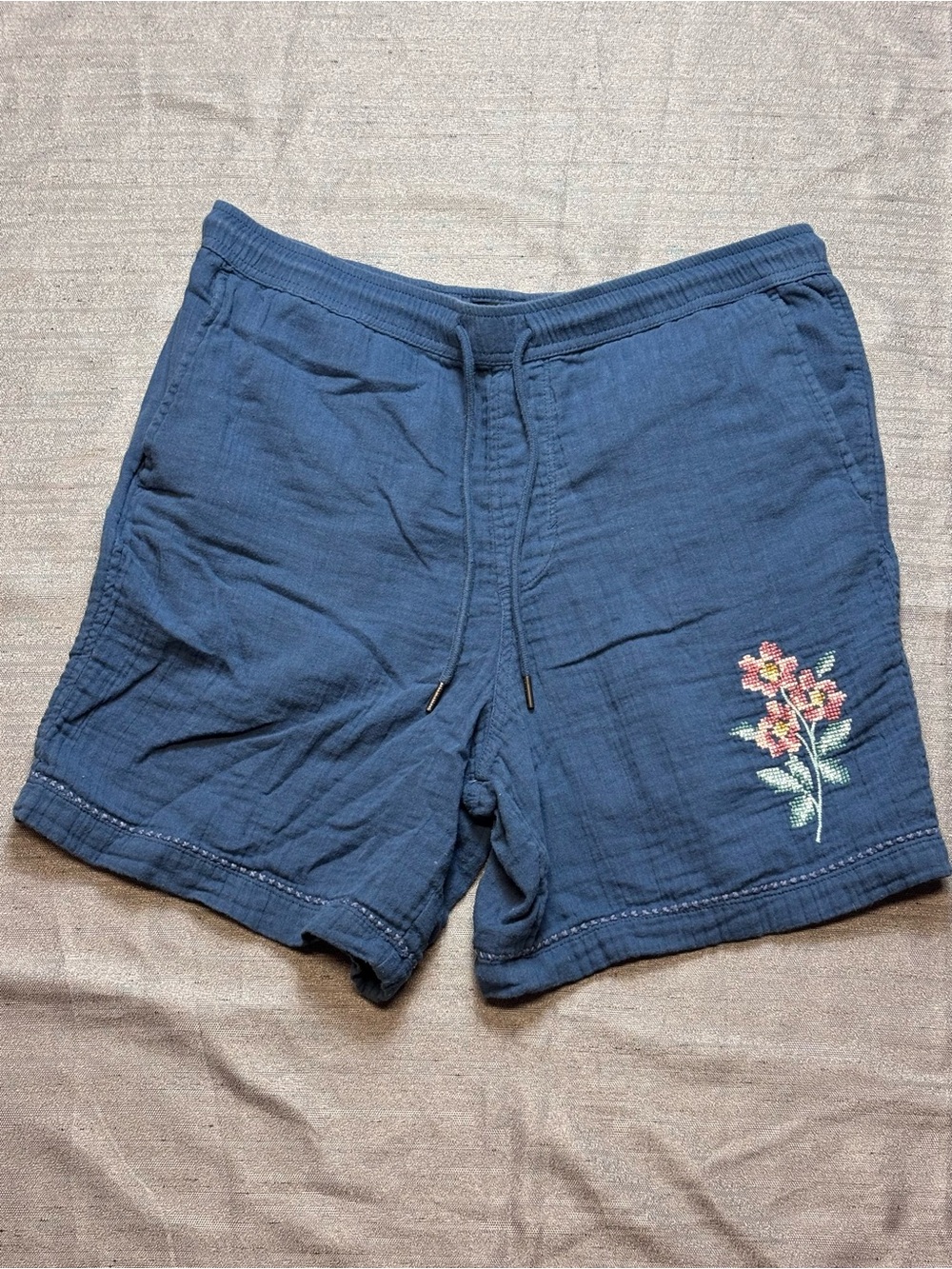 Aeropostale Navy Blue Drawstring Mens Shorts with Pink Floral Embroidery Size L